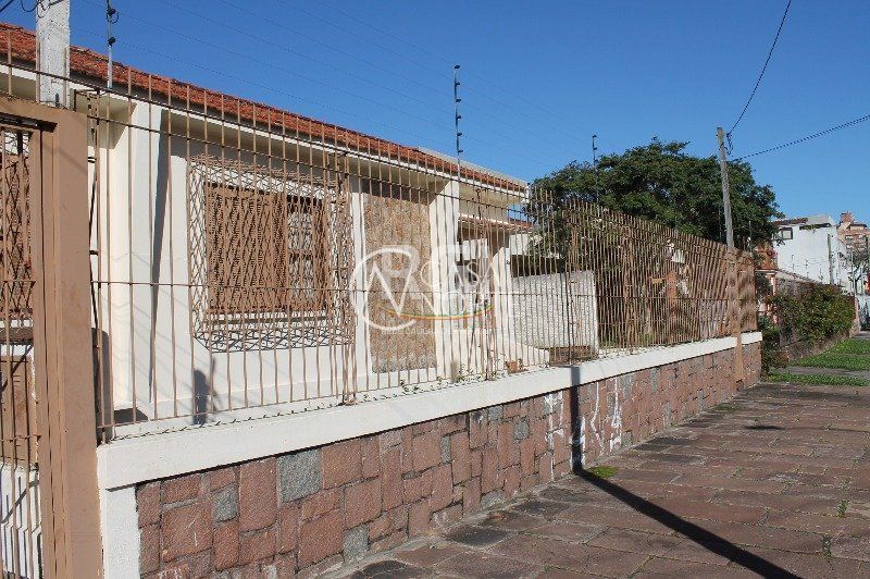 Casa à venda com 4 quartos, 220m², 9 vagas, Rua Curupaiti no bairro Cristal em Porto Alegre
