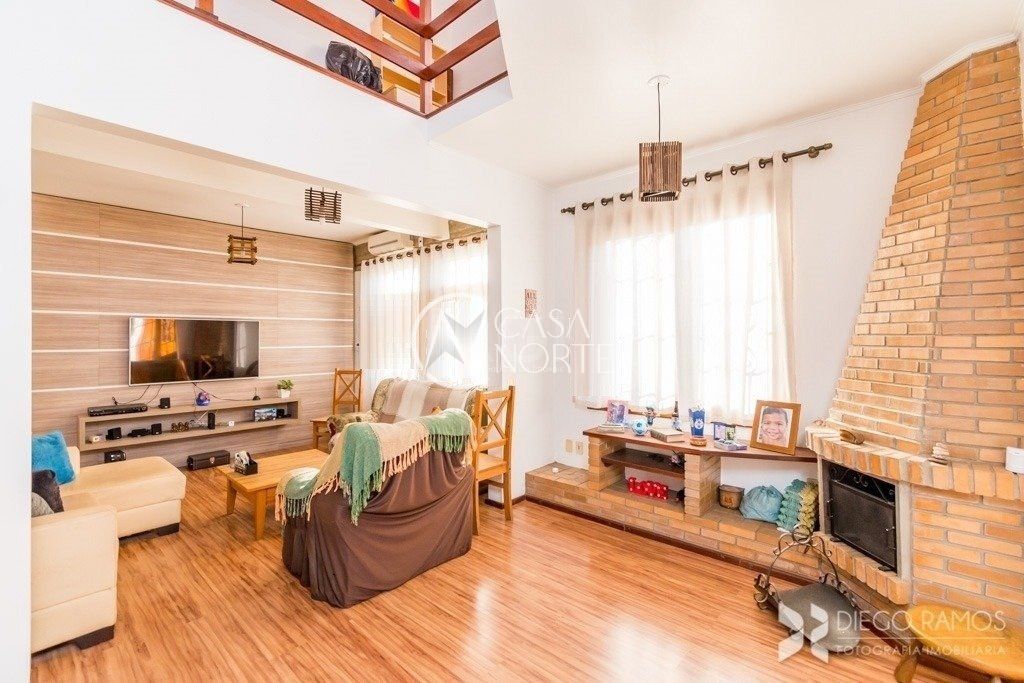 Casa à venda com 3 quartos, 135m², 2 suítes, 2 vagas, Rua Nunes no bairro Medianeira em Porto Alegre