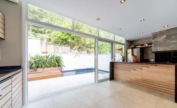 Casa de Condomínio à venda com 4 quartos, 236m², 4 suítes, 2 vagas, Rua Carlos Maximiliano Fayet no bairro Hípica em Porto Alegre