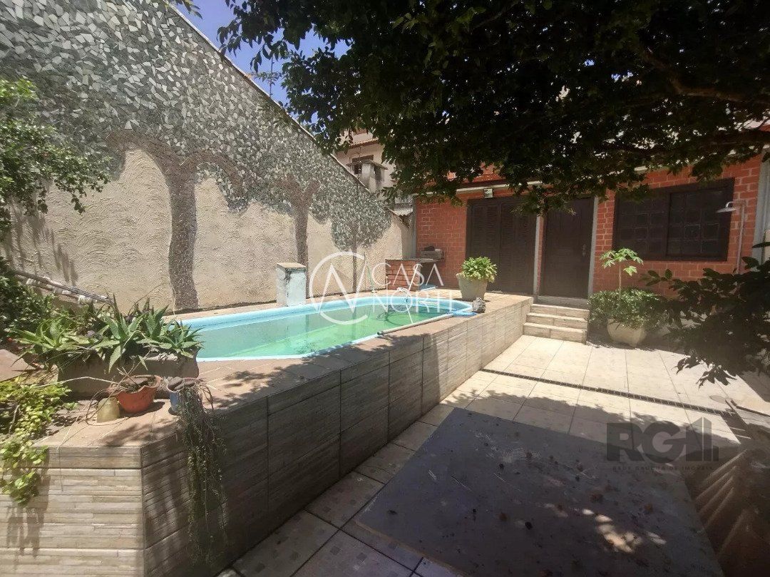 Casa à venda com 4 quartos, 245m², 1 suíte, 4 vagas, Rua Laguna no bairro Cavalhada em Porto Alegre