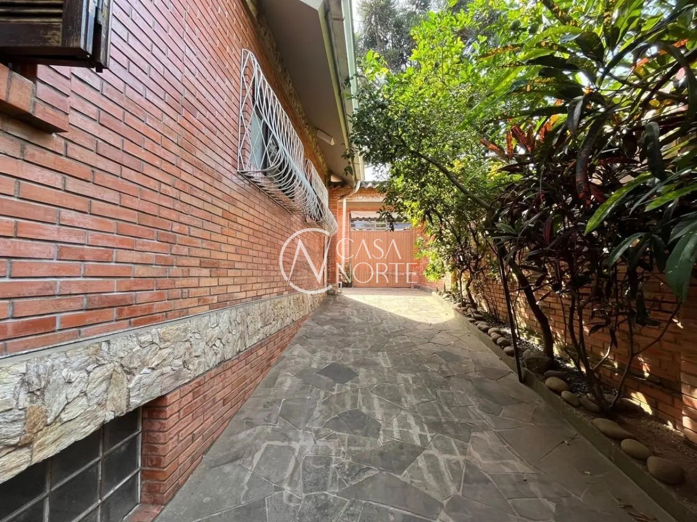 Casa à venda com 4 quartos, 320m², 1 suíte, 2 vagas, Rua Major Tito no bairro Belém Velho em Porto Alegre