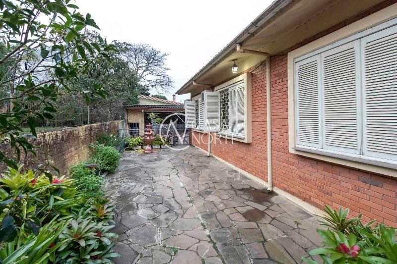 Casa à venda com 4 quartos, 231m², 1 suíte, 3 vagas, Rua Chico Pedro no bairro Camaquã em Porto Alegre