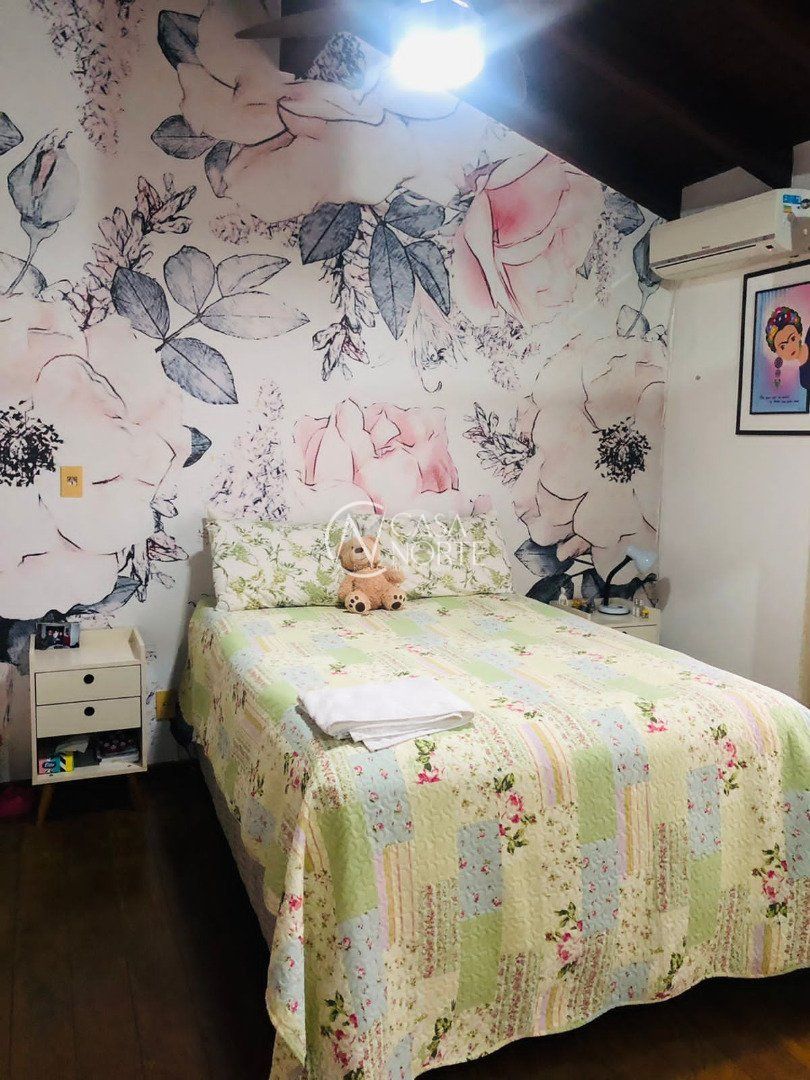 Casa de Condomínio à venda com 4 quartos, 254m², 2 suítes, 2 vagas, Rua Pinare no bairro Vila Assunção em Porto Alegre
