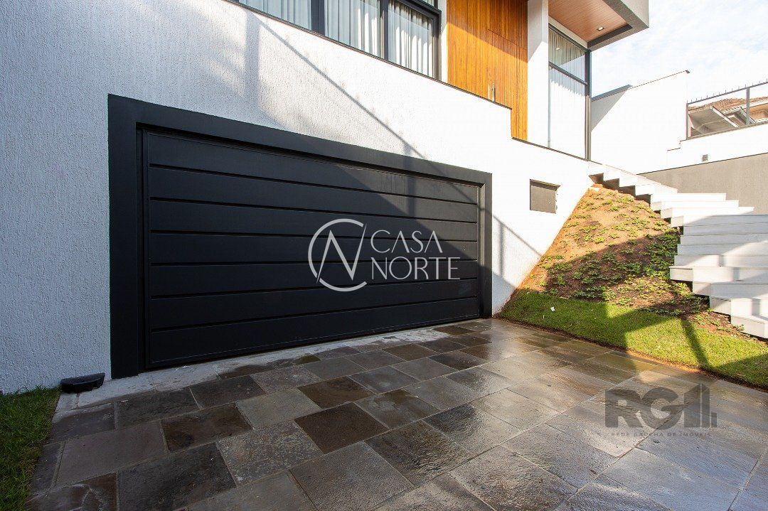 Casa à venda com 3 quartos, 380m², 3 suítes, 4 vagas, Rua Nunes no bairro Medianeira em Porto Alegre