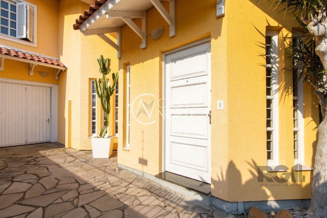 Casa à venda com 4 quartos, 285m², 3 suítes, 5 vagas, Rua Paulo Derly Strehl no bairro Espírito Santo em Porto Alegre