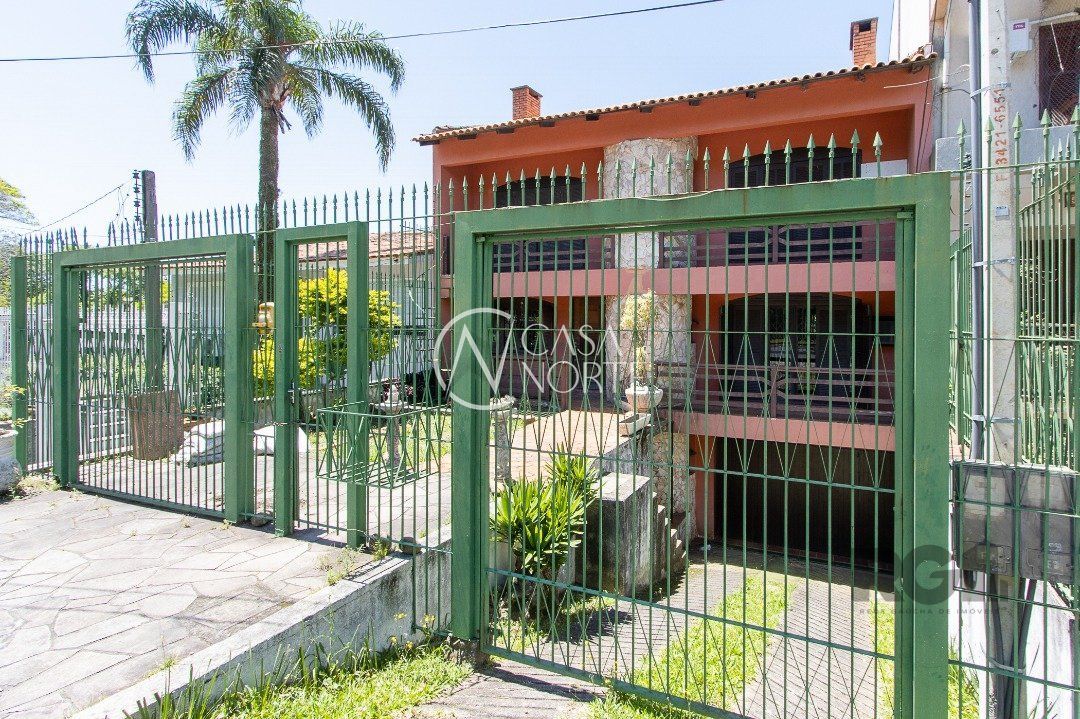 Casa à venda com 6 quartos, 572m², 1 suíte, Avenida da Cavalhada no bairro Cavalhada em Porto Alegre