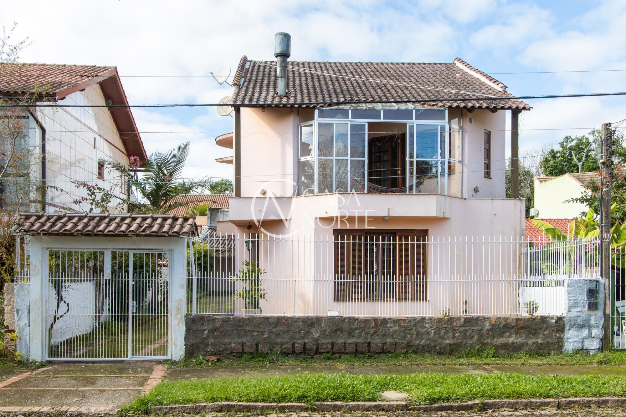 Casa à venda com 3 quartos, 253m², 1 suíte, 4 vagas, Avenida Guaiba no bairro Serraria em Porto Alegre