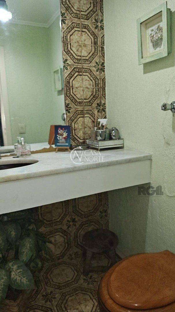 Casa à venda com 4 quartos, 252m², 2 suítes, 5 vagas, Rua Tupã no bairro Vila Assunção em Porto Alegre