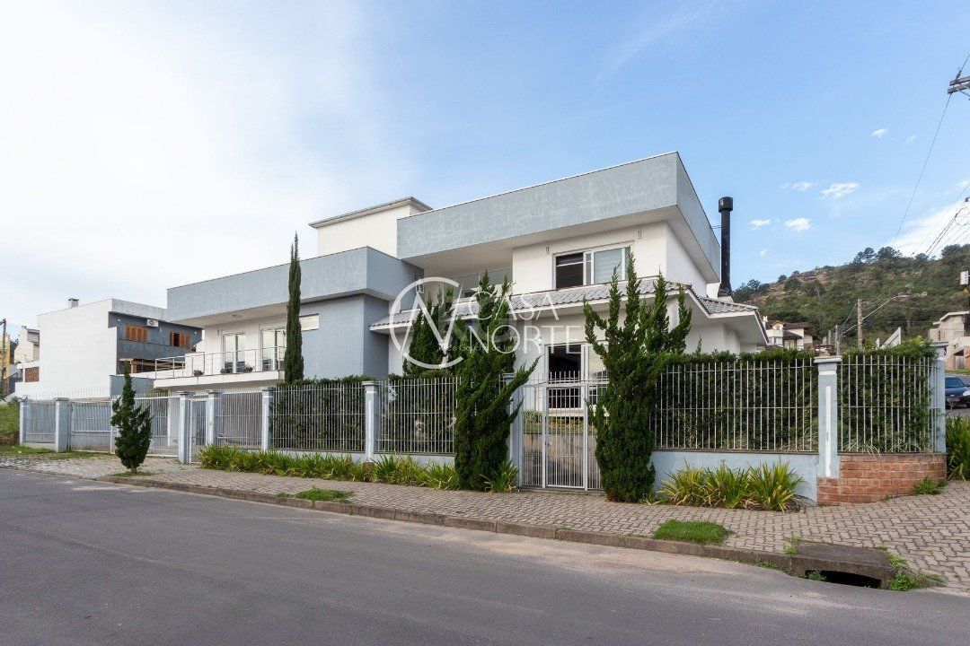 Casa à venda com 4 quartos, 377m², 3 suítes, 3 vagas, Rua Irmao Jaime Biazus no bairro Guarujá em Porto Alegre