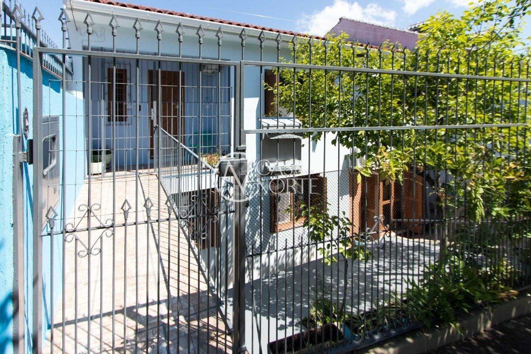 Casa à venda com 3 quartos, 211m², 3 vagas, Rua João Correa Almeida no bairro Vila Nova em Porto Alegre