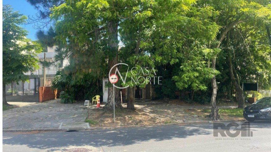 Terreno à venda  com 460m², Avenida Teixeira Mendes no bairro Chácara das Pedras em Porto Alegre