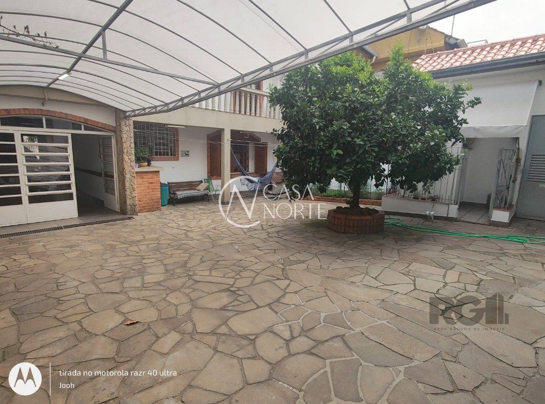 Casa à venda com 4 quartos, 244m², 1 suíte, 6 vagas, Rua Esteio no bairro Cavalhada em Porto Alegre