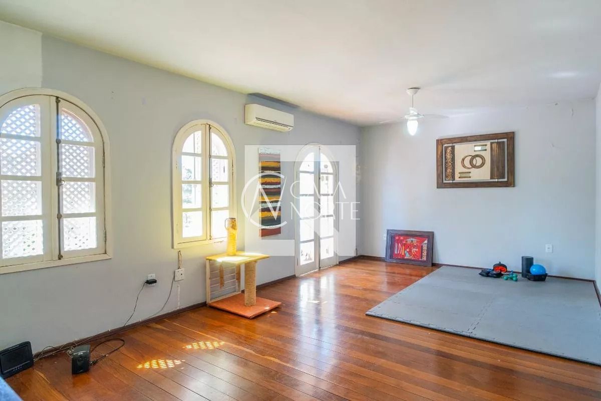 Casa à venda com 3 quartos, 380m², 2 suítes, 3 vagas, Rua Doutor João Palombini no bairro Ipanema em Porto Alegre