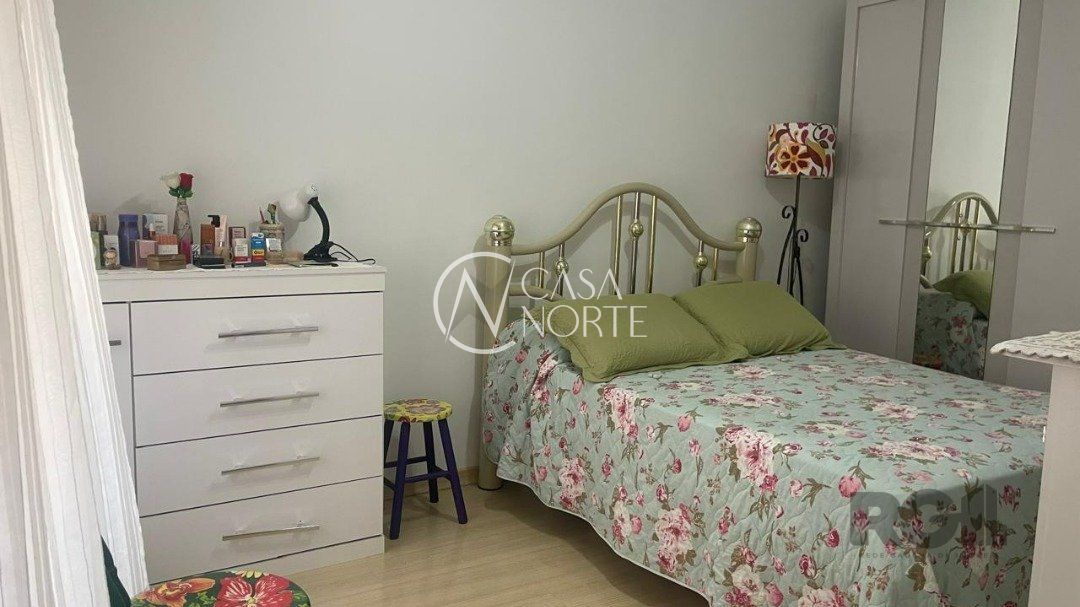 Casa à venda com 4 quartos, 272m², 1 suíte, 3 vagas, Rua Eurico Lara no bairro Medianeira em Porto Alegre