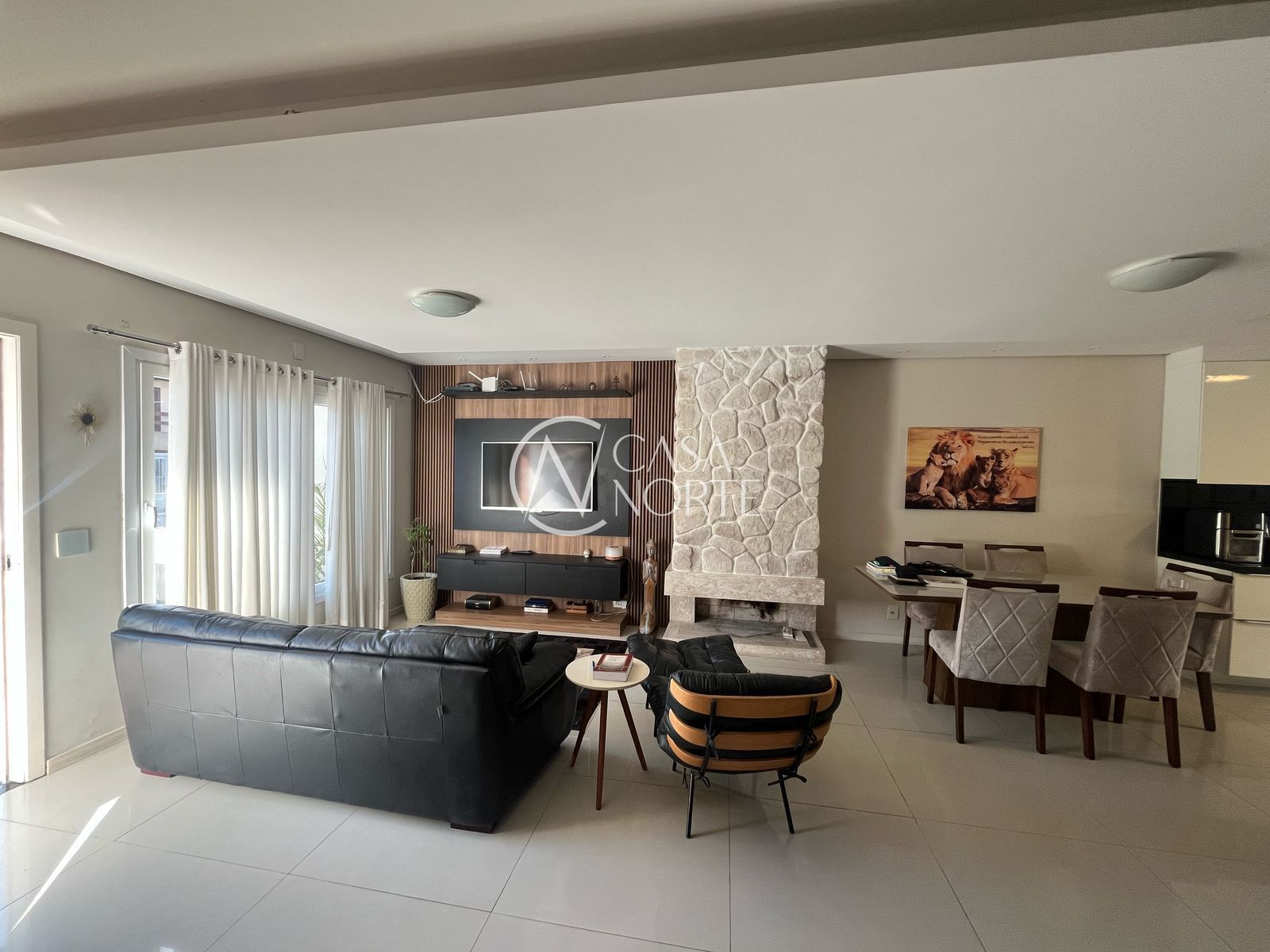 Casa à venda com 3 quartos, 146m², 2 suítes, 2 vagas, Rua Roberto Santini no bairro Hípica em Porto Alegre