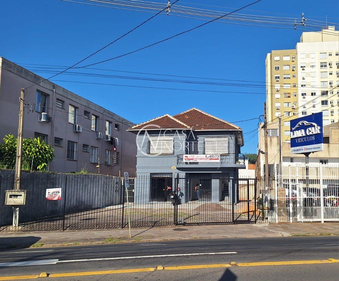 Casa à venda com 5 quartos, 237m², 8 vagas, Avenida Professor Oscar Pereira no bairro Azenha em Porto Alegre