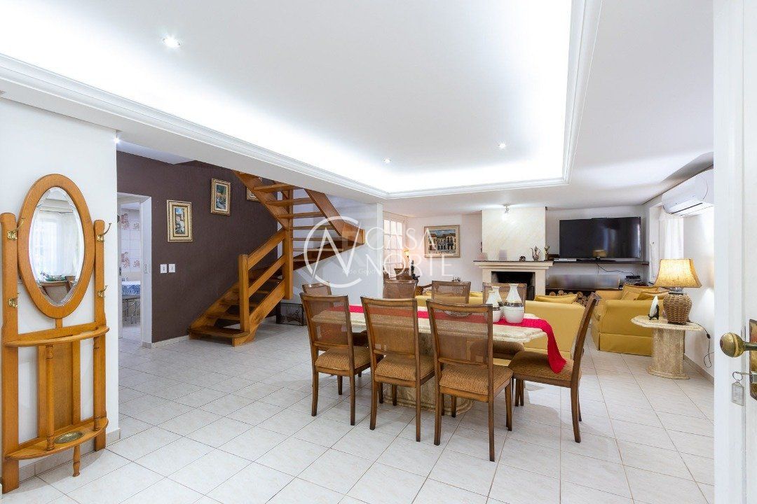 Casa de Condomínio à venda com 4 quartos, 300m², 2 suítes, 2 vagas, Avenida Juca Batista no bairro Cavalhada em Porto Alegre