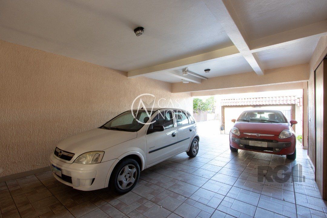Casa à venda com 3 quartos, 328m², 1 suíte, 5 vagas, Rua Alfredo Silveira Dias no bairro Nonoai em Porto Alegre