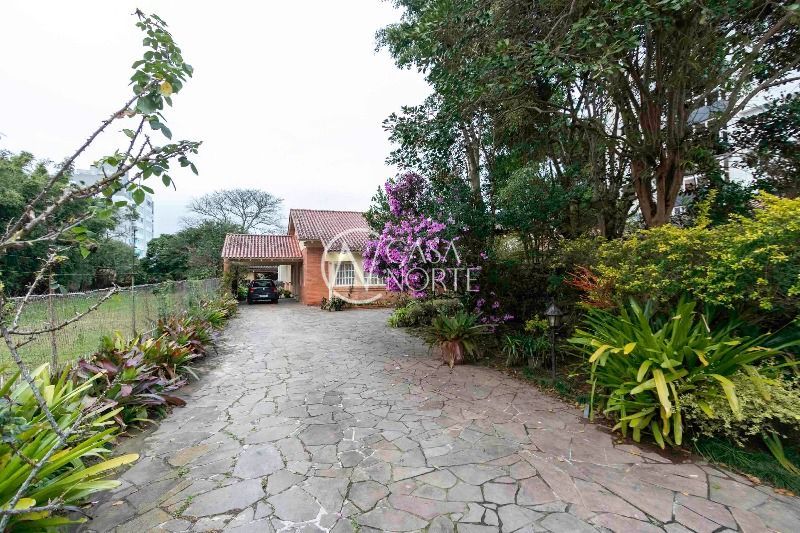 Casa à venda com 4 quartos, 231m², 1 suíte, 3 vagas, Rua Chico Pedro no bairro Camaquã em Porto Alegre