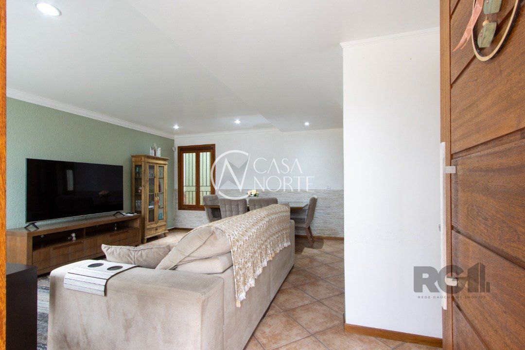 Casa à venda com 6 quartos, 342m², 1 suíte, 8 vagas, Rua Doutor Mário Totta no bairro Tristeza em Porto Alegre