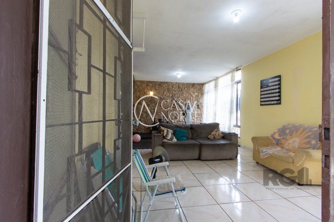 Casa à venda com 3 quartos, 200m², 6 vagas, Rua Horizontina no bairro Cavalhada em Porto Alegre