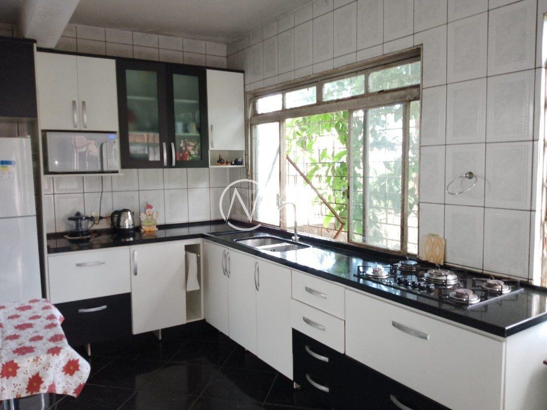 Casa à venda com 3 quartos, 114m², 1 vaga, Rua Mata Coelho no bairro Nonoai em Porto Alegre