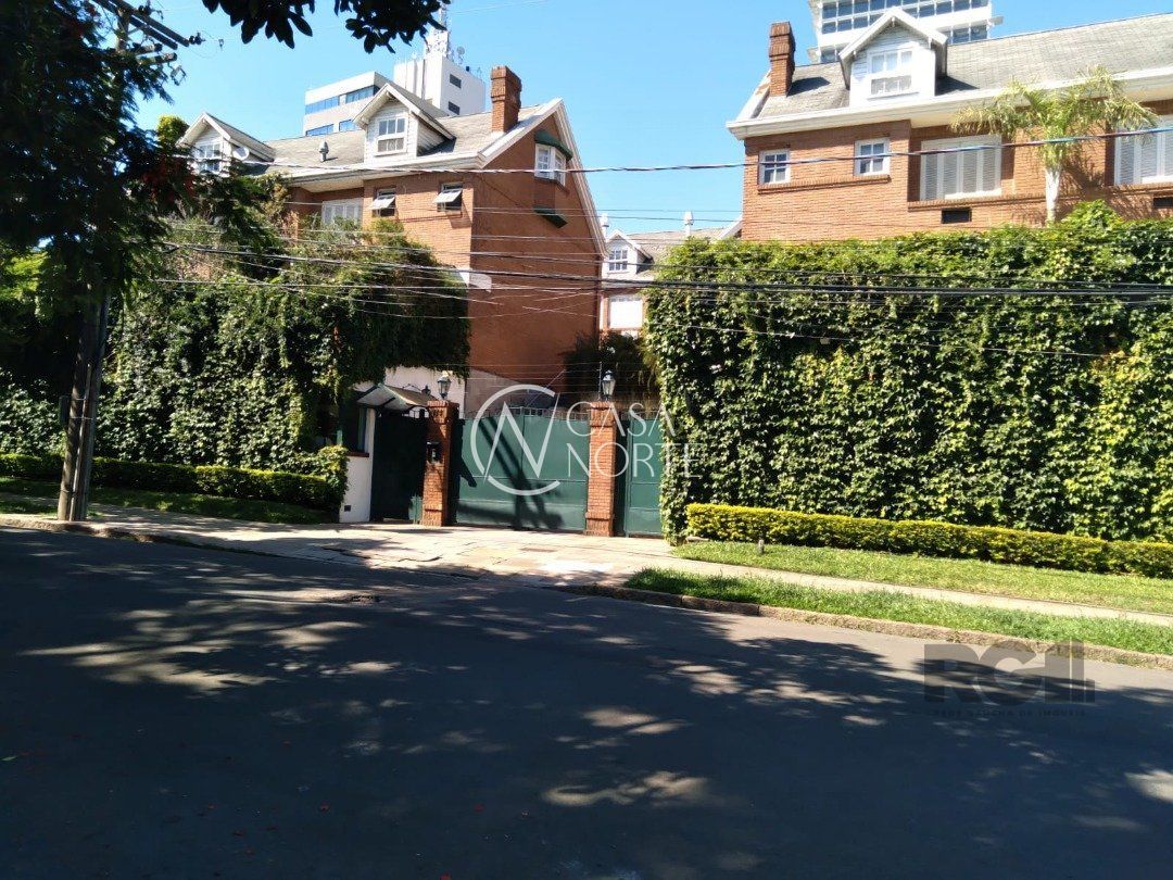Casa de Condomínio à venda com 3 quartos, 222m², 1 suíte, 3 vagas, Rua Engenheiro Ildefonso Simões Lopes no bairro Três Figueiras em Porto Alegre