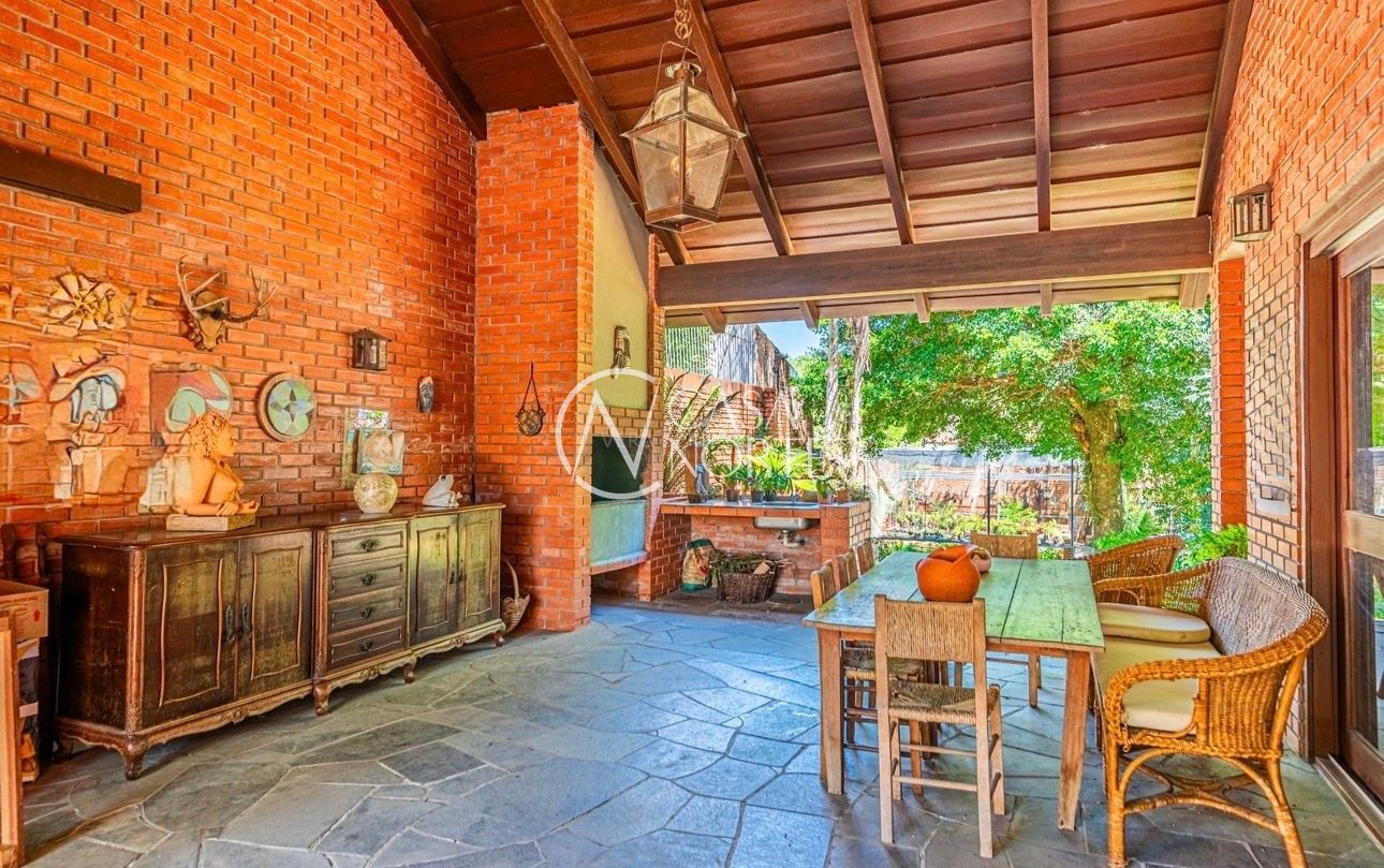 Casa à venda com 4 quartos, 261m², 2 suítes, 5 vagas, Avenida Arlindo Pasqualini no bairro Jardim Isabel em Porto Alegre