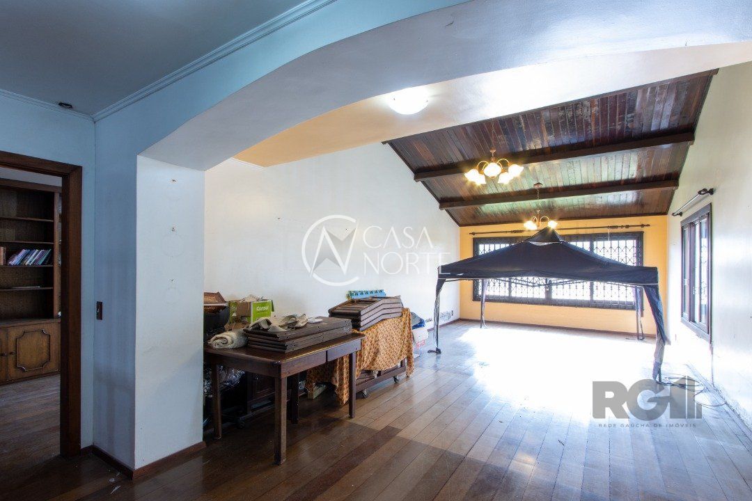 Casa à venda com 4 quartos, 369m², 1 suíte, 6 vagas, Rua Tamandare no bairro Camaquã em Porto Alegre