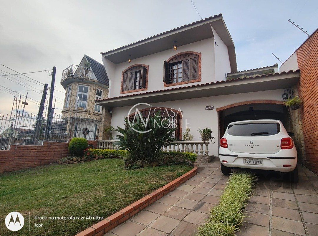 Casa à venda com 4 quartos, 244m², 1 suíte, 6 vagas, Rua Esteio no bairro Cavalhada em Porto Alegre