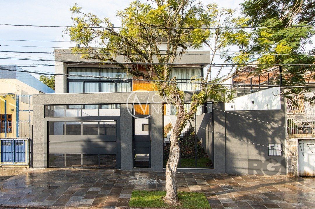 Casa à venda com 3 quartos, 380m², 3 suítes, 4 vagas, Rua Nunes no bairro Medianeira em Porto Alegre