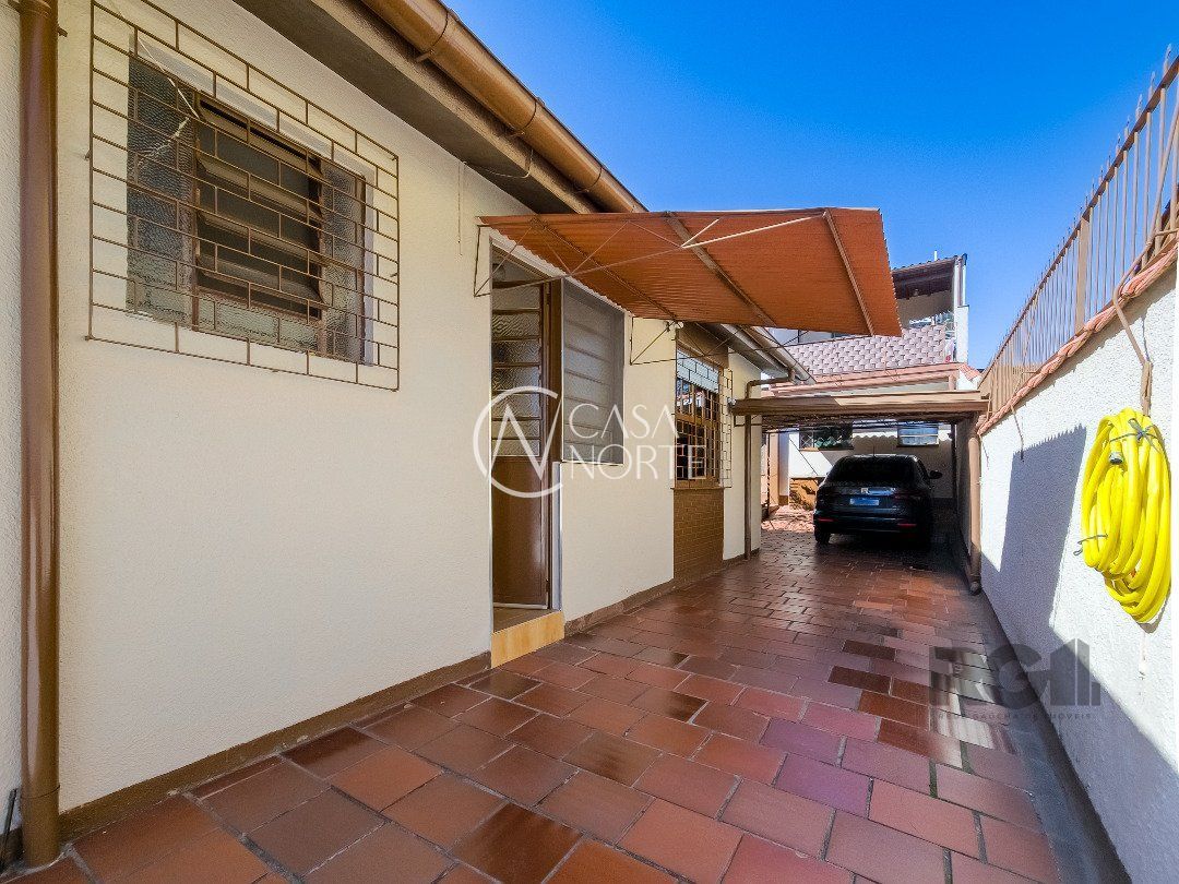 Casa à venda com 4 quartos, 131m², 3 vagas, Rua Doutor Mário Totta no bairro Tristeza em Porto Alegre