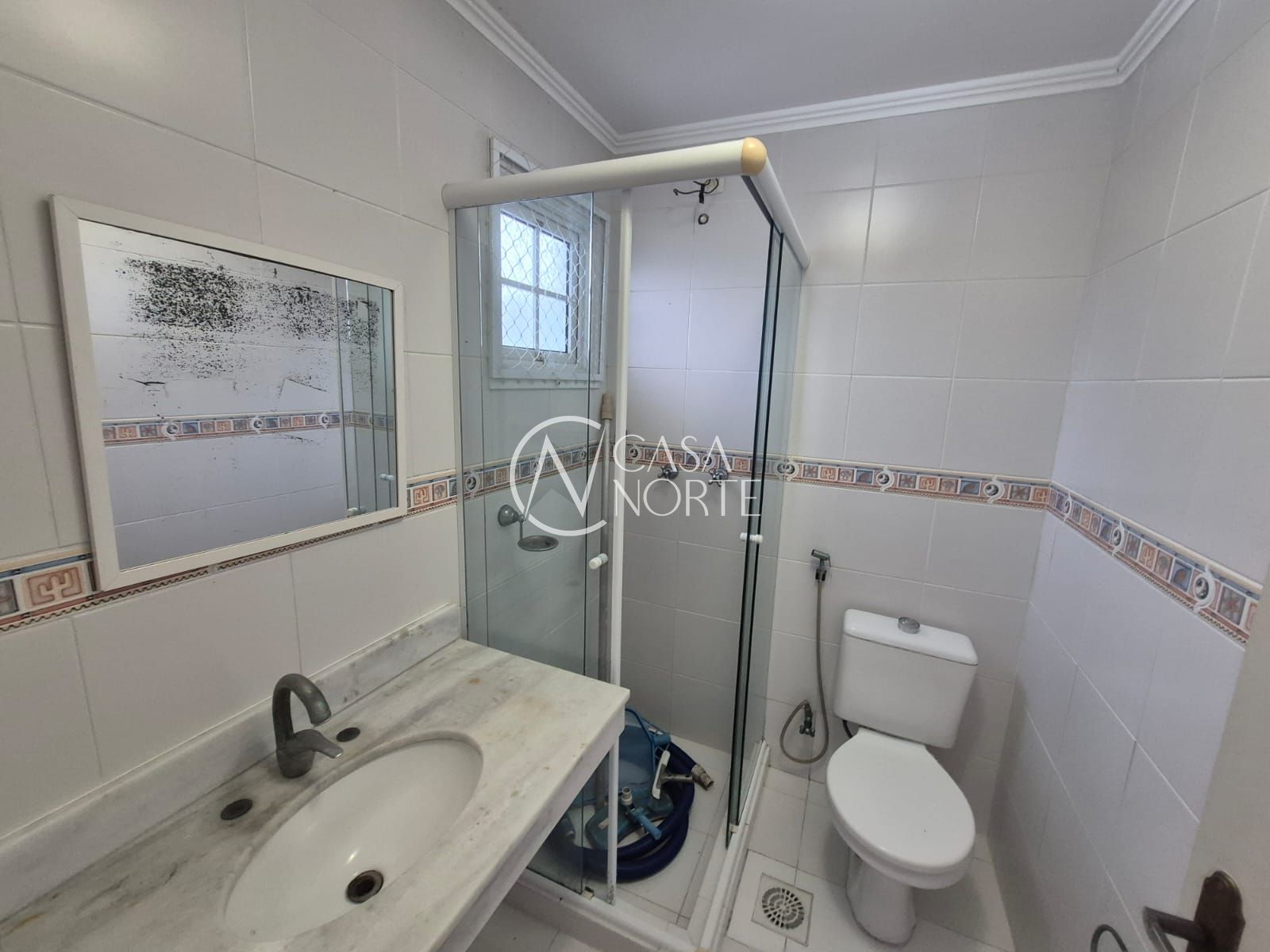 Casa de Condomínio à venda com 3 quartos, 205m², 1 suíte, 2 vagas, Rua Chavantes no bairro Vila Assunção em Porto Alegre