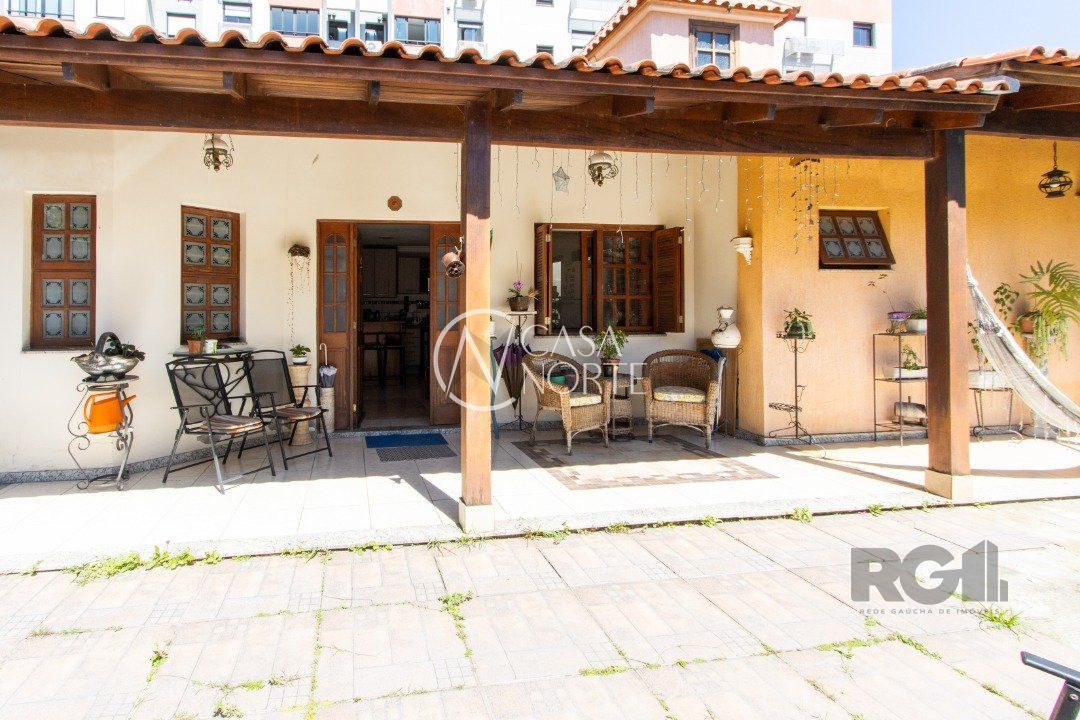 Casa à venda com 2 quartos, 200m², 1 suíte, 3 vagas, Rua Tamandaré no bairro Camaquã em Porto Alegre