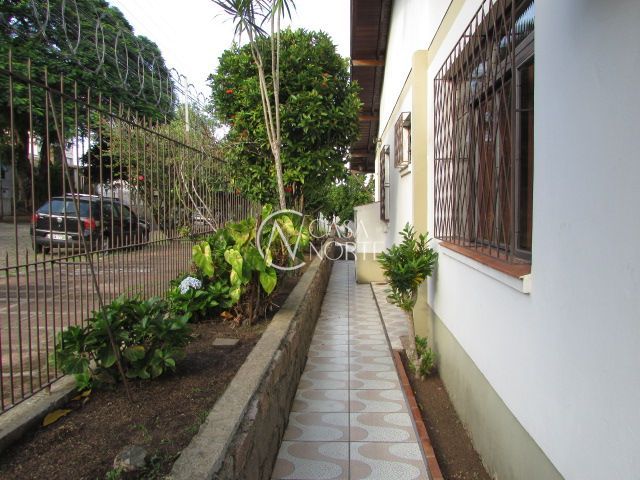 Casa à venda com 3 quartos, 158m², 1 suíte, 3 vagas, Rua Márcio Dias no bairro Nonoai em Porto Alegre