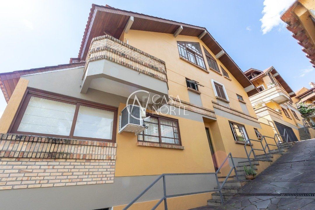 Casa de Condomínio à venda com 3 quartos, 210m², 2 suítes, 4 vagas, Rua Edgar Luiz Schneider no bairro Jardim Isabel em Porto Alegre