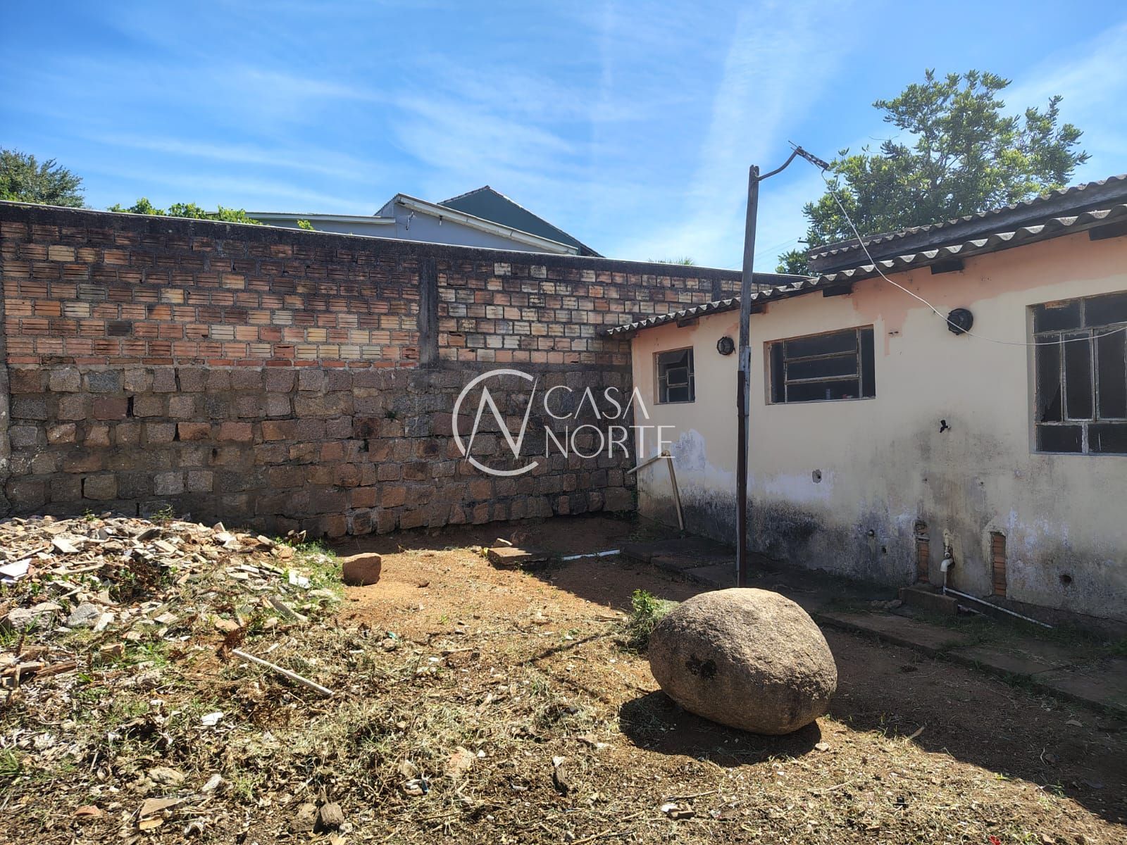 Casa à venda com 1 quarto, 99m², 2 vagas, Rua Marquês do Maricá no bairro Vila Nova em Porto Alegre