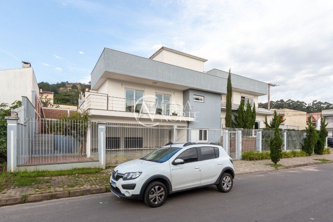 Casa à venda com 4 quartos, 377m², 3 suítes, 3 vagas, Rua Irmao Jaime Biazus no bairro Guarujá em Porto Alegre