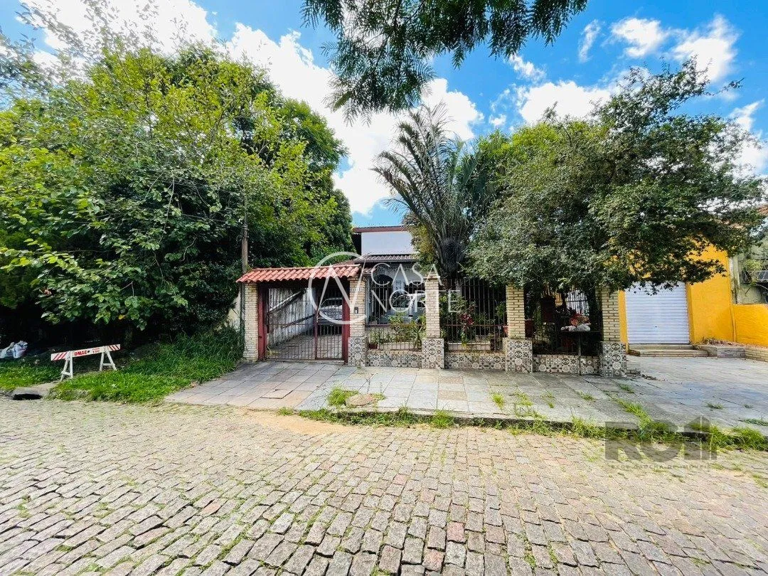Casa à venda com 3 quartos, 200m², 2 vagas, Rua Landel de Moura no bairro Tristeza em Porto Alegre