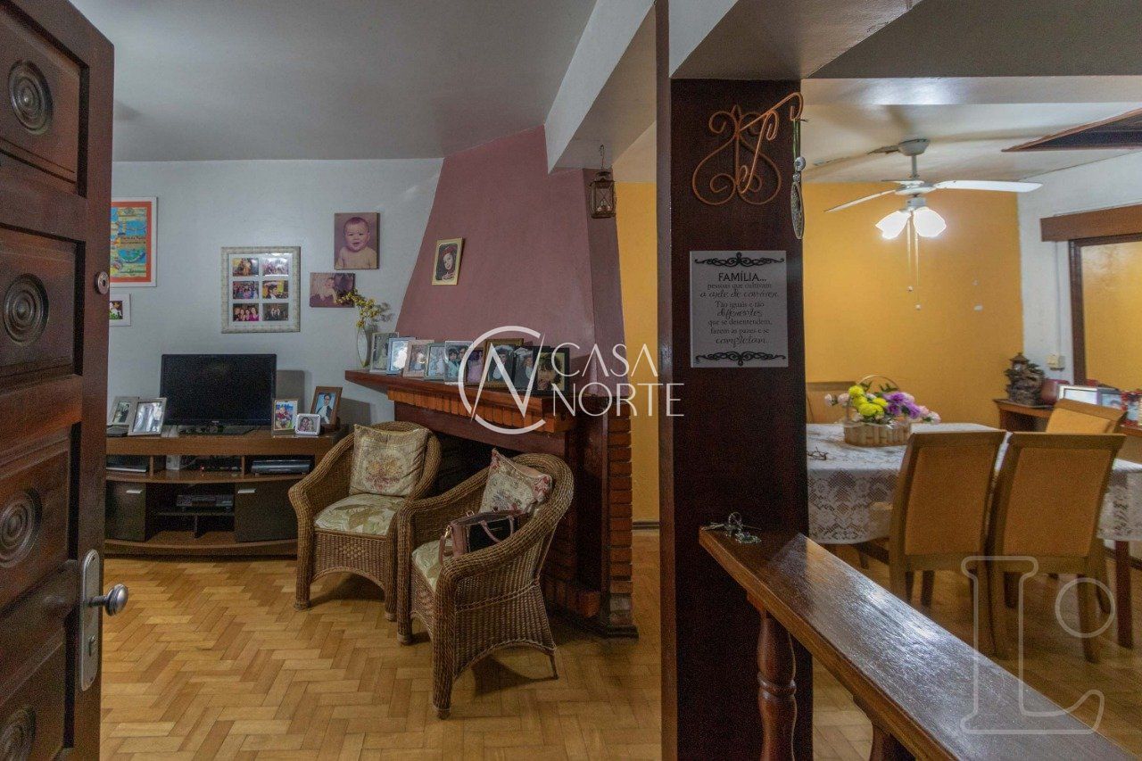 Sobrado à venda com 4 quartos, 241m², 1 suíte, 1 vaga, Rua Tamandare no bairro Camaquã em Porto Alegre