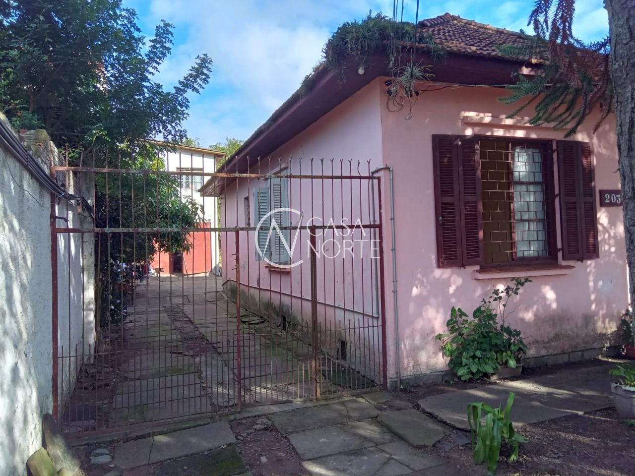 Casa à venda com 2 quartos, 140m², 2 vagas, Rua Professor Joaquim Louzada no bairro Camaquã em Porto Alegre