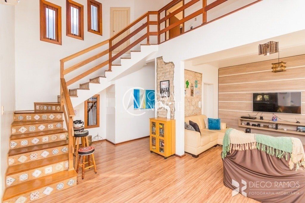 Casa à venda com 3 quartos, 135m², 2 suítes, 2 vagas, Rua Nunes no bairro Medianeira em Porto Alegre