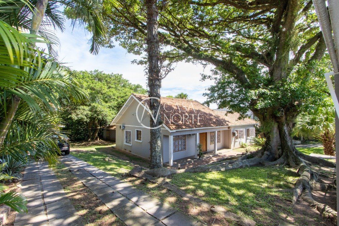 Casa à venda com 4 quartos, 218m², 1 suíte, 7 vagas, Rua dos Guaranis no bairro Espírito Santo em Porto Alegre