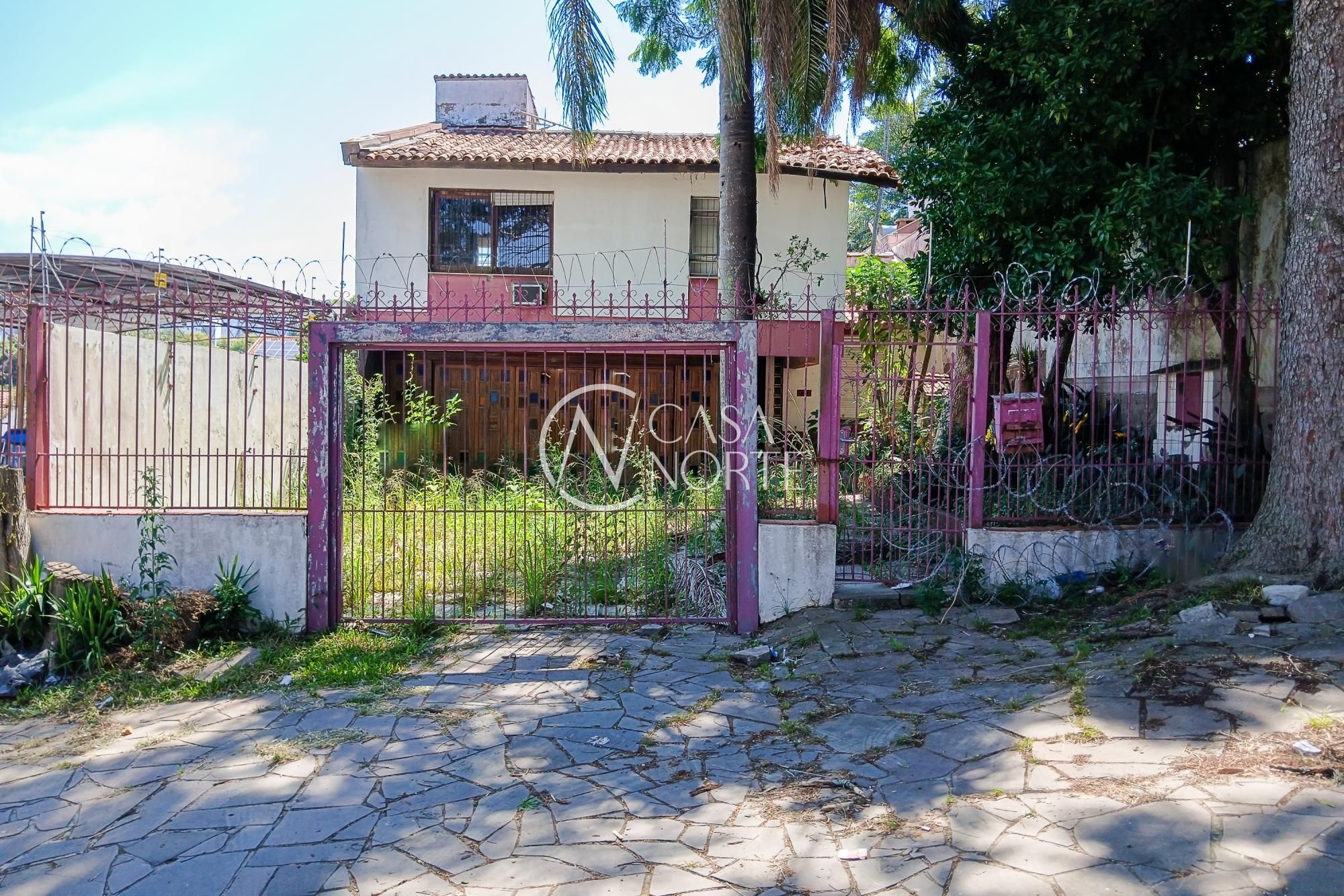 Casa à venda com 3 quartos, 320m², 1 suíte, 4 vagas, Rua Comandai no bairro Cristal em Porto Alegre