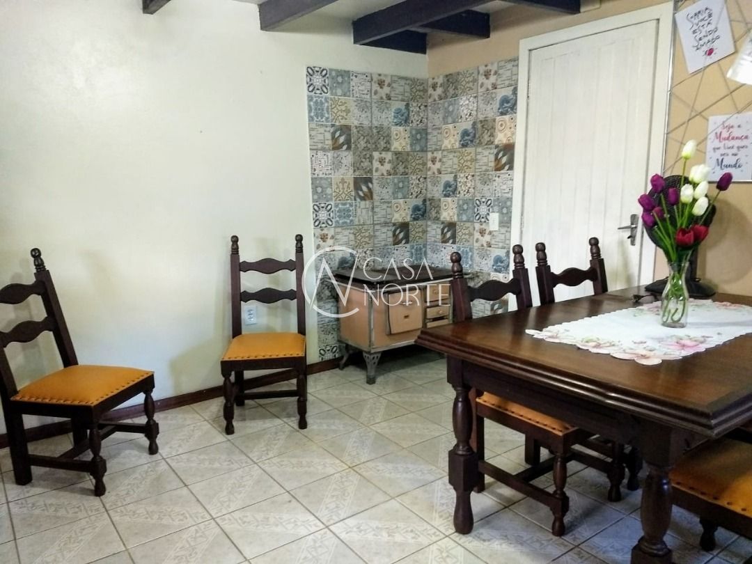 Casa à venda com 4 quartos, 200m², 1 suíte, 4 vagas, Rua Tejo no bairro Ipanema em Porto Alegre