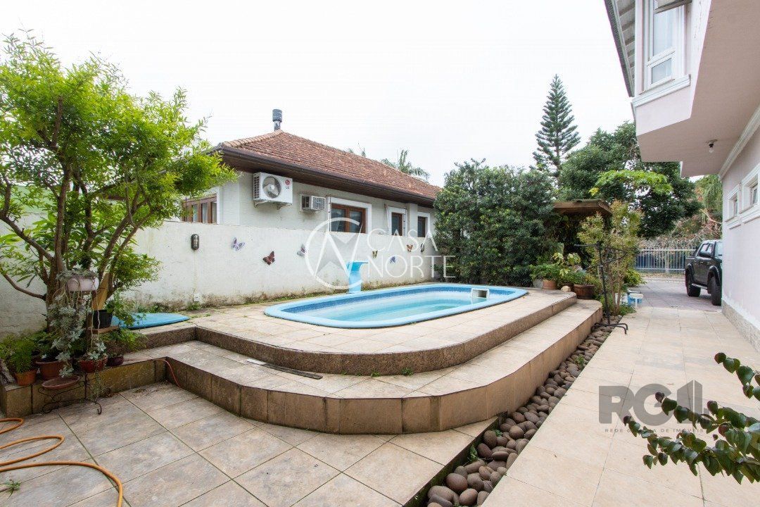 Casa à venda com 3 quartos, 292m², 2 suítes, 4 vagas, Rua Engenheiro Coelho Parreira no bairro Ipanema em Porto Alegre