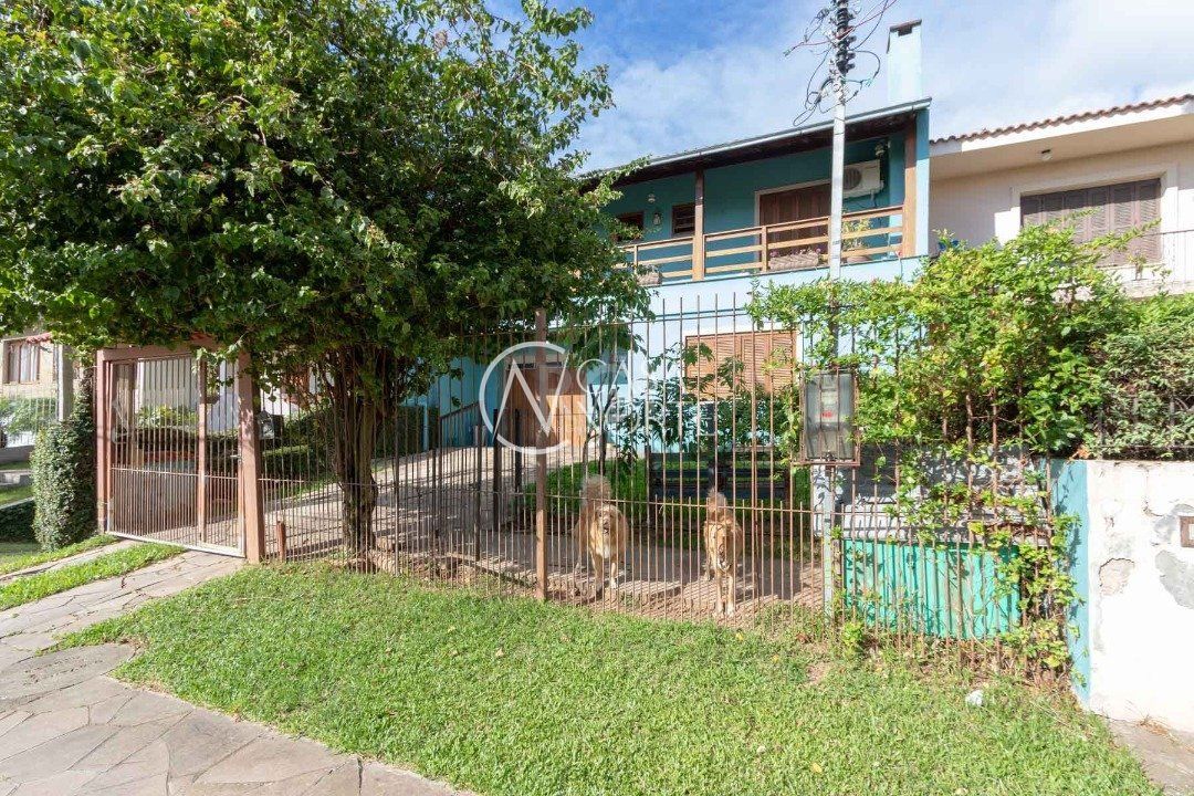 Casa à venda com 3 quartos, 246m², 1 suíte, 3 vagas, Rua Villa-Lobos no bairro Ipanema em Porto Alegre