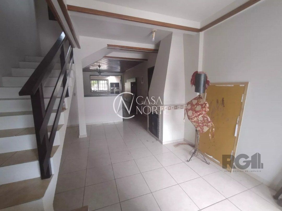 Casa à venda com 4 quartos, 245m², 1 suíte, 4 vagas, Rua Laguna no bairro Cavalhada em Porto Alegre