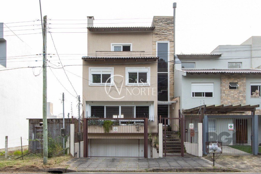 Casa à venda com 3 quartos, 336m², 1 suíte, 4 vagas, Rua Henrique Anawate no bairro Guarujá em Porto Alegre