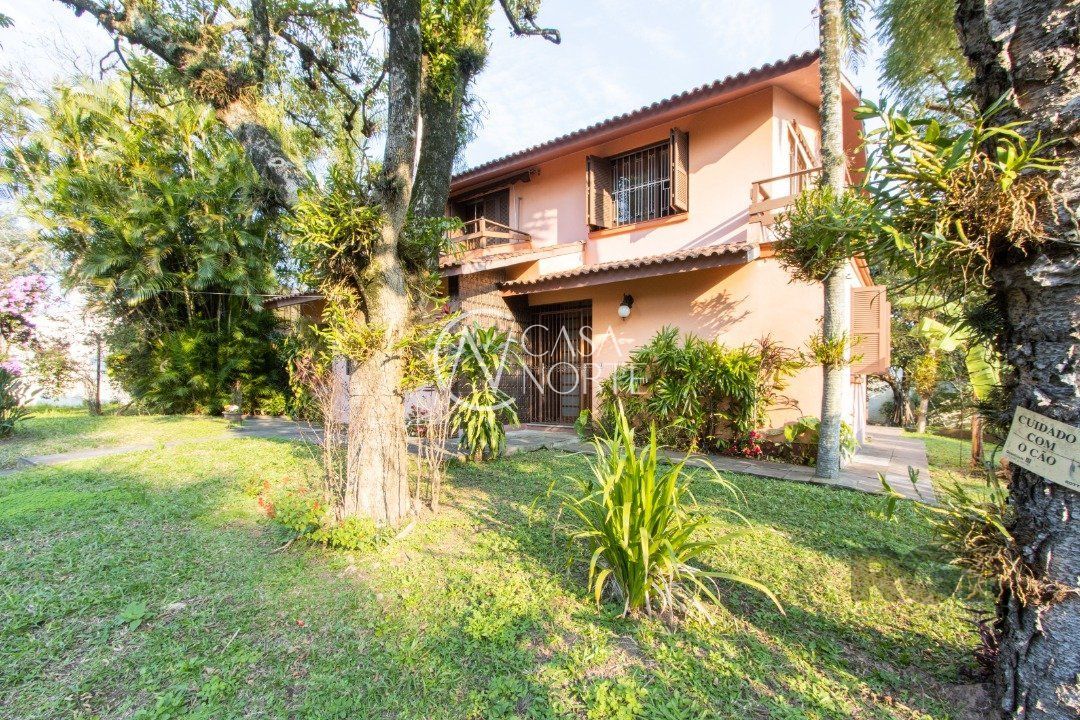 Casa à venda com 4 quartos, 364m², 1 suíte, 5 vagas, Rua Itapitocaí no bairro Cristal em Porto Alegre
